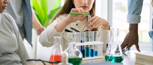 Grupo de estudiantes investigando experimentos científicos en el aula