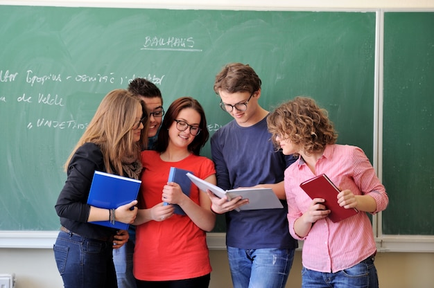 Un grupo de estudiantes leyendo