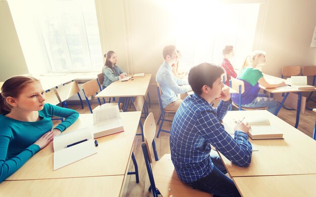 Foto grupo de estudiantes con libros en la lección escolar