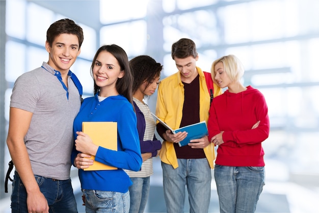 Grupo de estudiantes con libros