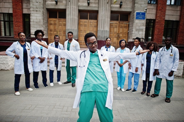 Grupo de estudiantes de médicos africanos cerca de la universidad médica al aire libre