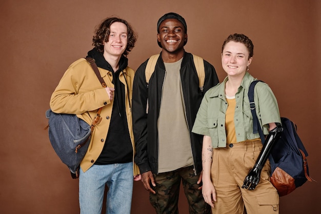 Grupo de estudiantes con mochilas.