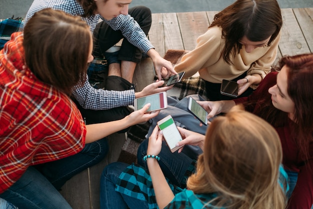 Foto el grupo de estudiantes está ocupado con las redes sociales. conexiones comerciales, planes futuros y desarrollo de ideas.