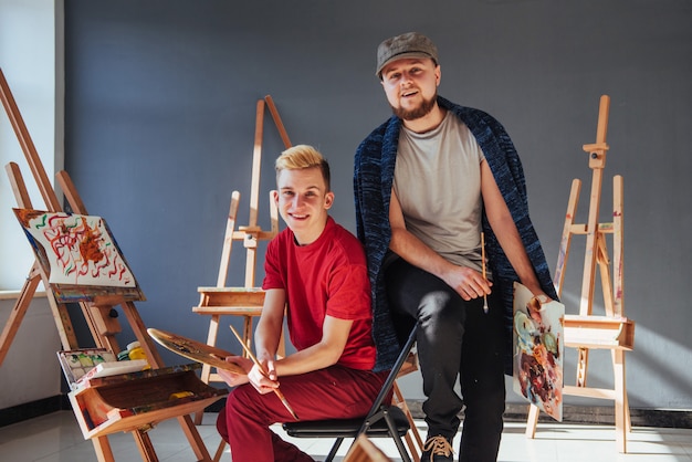 Grupo de estudiantes pintando en clases de arte