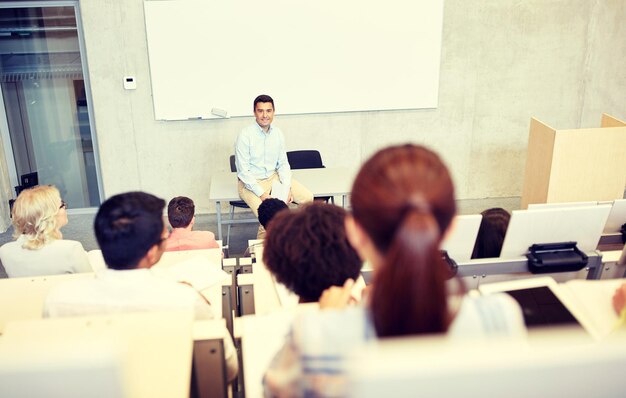 grupo de estudiantes y profesor en una conferencia