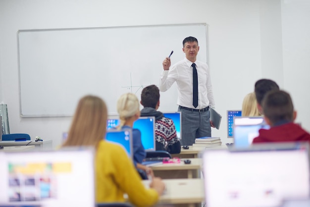 grupo de estudiantes con profesor en el laboratorio de computación de la clase aprendiendo lecciones obtener ayuda y apoyo