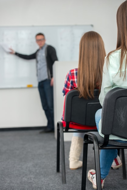 Foto grupo de estudiantes que estudian en la universidad