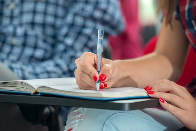 Grupo de estudiantes que estudian en la universidad