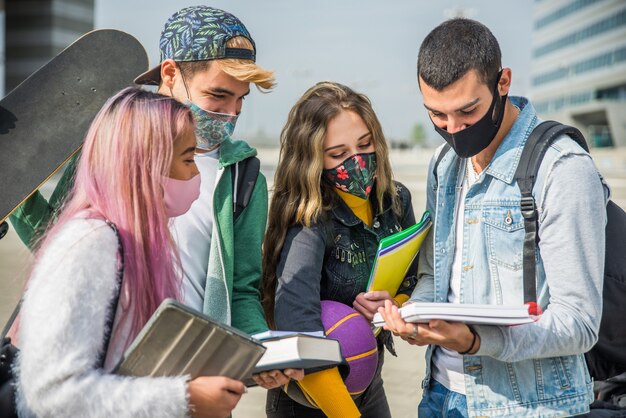 Grupo de estudiantes que se unen durante la pandemia de coronavirus