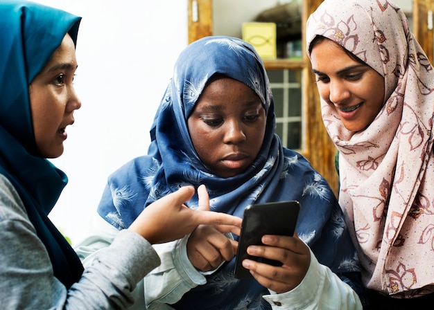 Grupo de estudiantes que usan el teléfono móvil