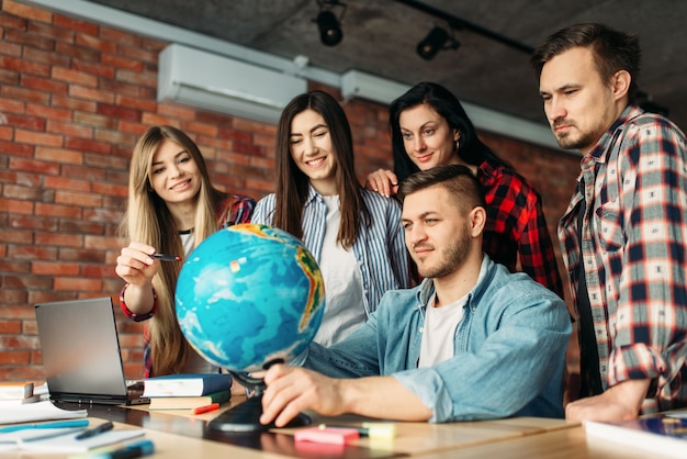 Foto grupo de estudiantes de secundaria mirando el mundo