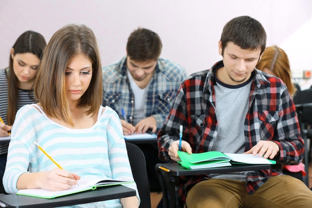 Grupo de estudiantes sentados en el aula