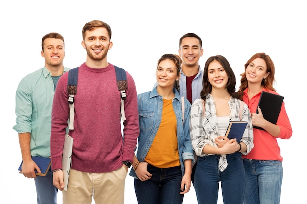 grupo de estudiantes sonrientes con libros