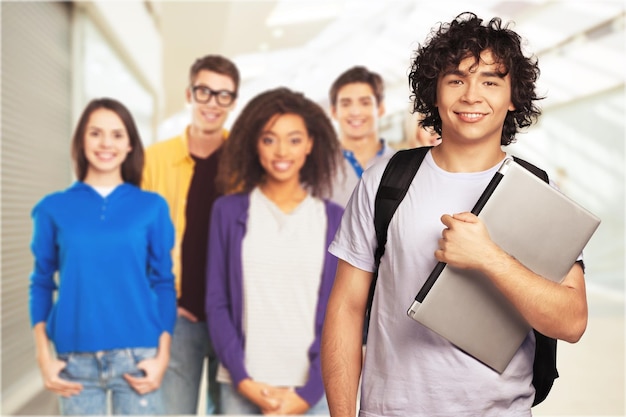 Grupo de estudiantes sonrientes en la universidad