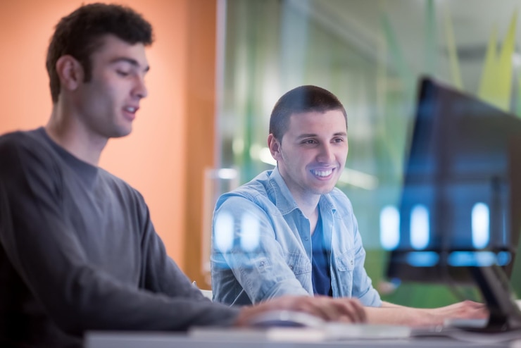 Foto grupo de estudiantes de tecnología en el aula de la escuela de laboratorio de computación trabajando en