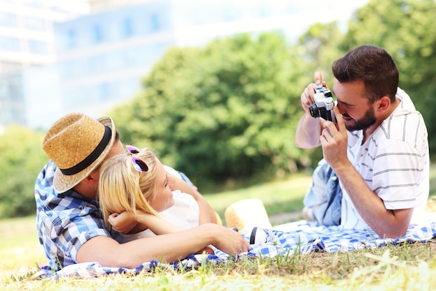 un grupo de estudiantes tomando fotos en el parque.