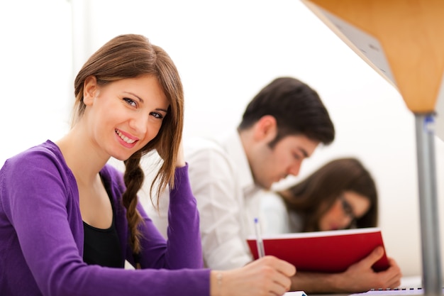 Foto grupo de estudiantes en el trabajo en una biblioteca