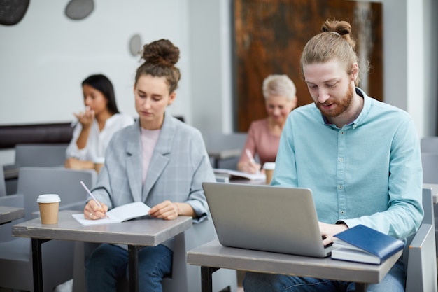 Grupo de estudiantes en la universidad