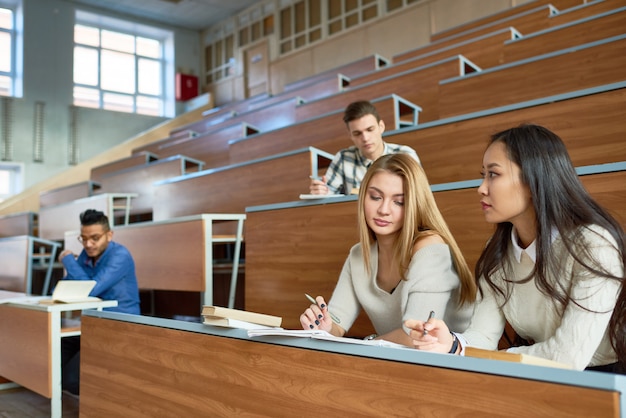 Foto grupo de estudiantes en la universidad