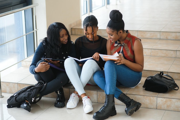 Grupo de estudiantes universitarios afroamericanos closeup