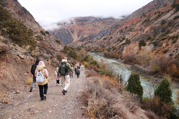 un grupo de excursionistas camina por un sendero de montaña