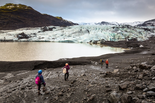 Grupo de excursionistas caminando al glaciar con guía