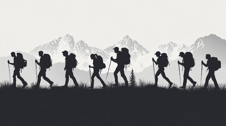 Grupo de excursionistas caminando por el paisaje montañoso durante la puesta de sol