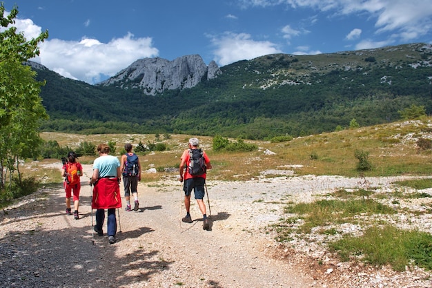 Grupo de excursionistas mayores en las montañas de Velebit, Croacia