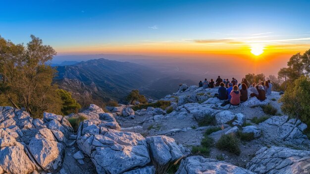 Un grupo de excursionistas observando la puesta de sol desde la cima de una montaña