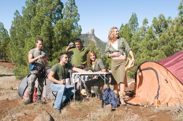 grupo de excursionistas en sus chozas entre los pinos