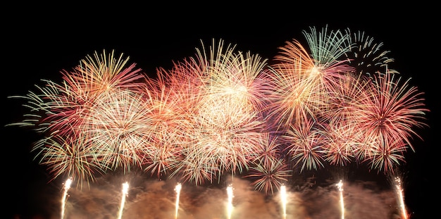 Grupo de explosiones en el cielo. saludo brillante. fuegos artificiales y ambiente festivo.