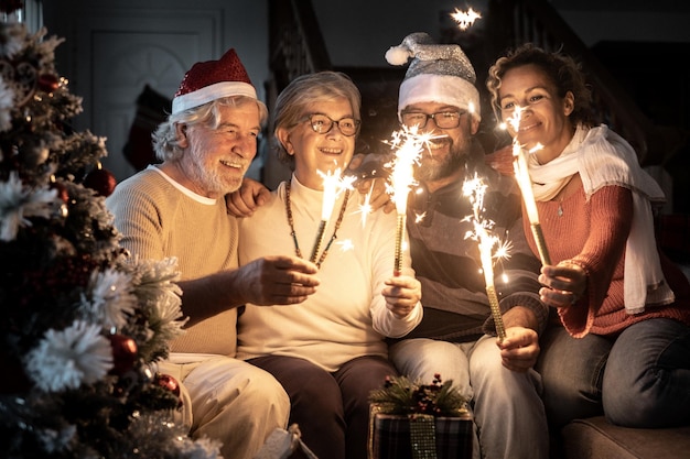 Grupo familiar multigeracional celebra o Natal e o Ano Novo em casa com luzes cintilantes