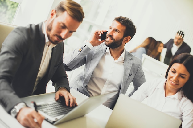 Grupo de felices empresarios en una reunión en la oficina