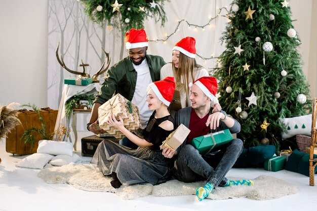 Grupo feliz de amigos na época do Natal em casa