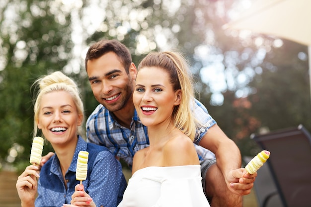 Grupo feliz de amigos tomando sorvete ao ar livre