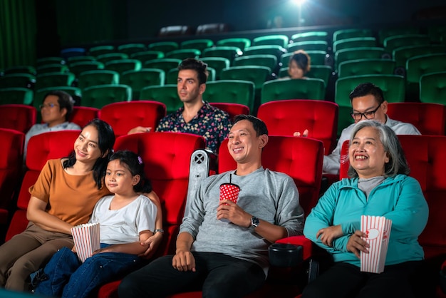 Grupo feliz de família asiática e avó relaxa e vai para Cimema no cinema