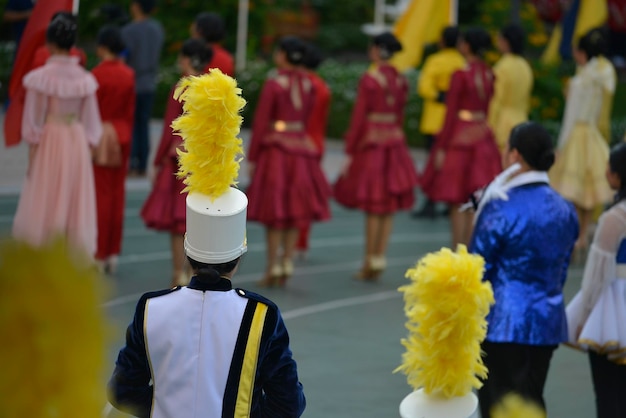 Grupo feminino (na banda marcial) em um campo de atletismo verde