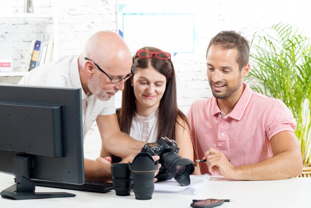 Un grupo de fotógrafos en su oficina.