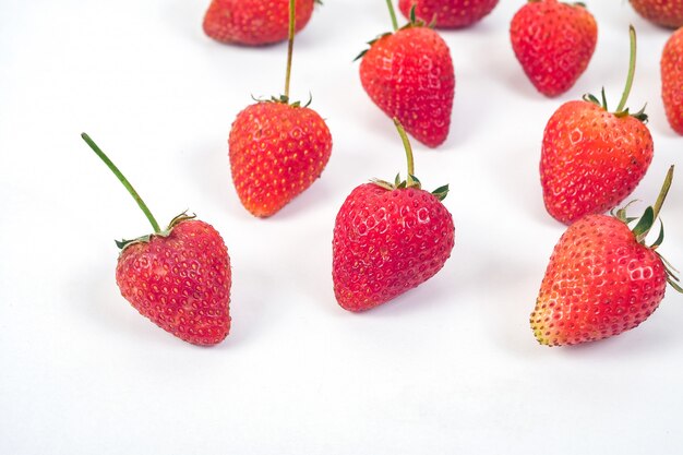 Grupo de fresas en el fondo blanco.