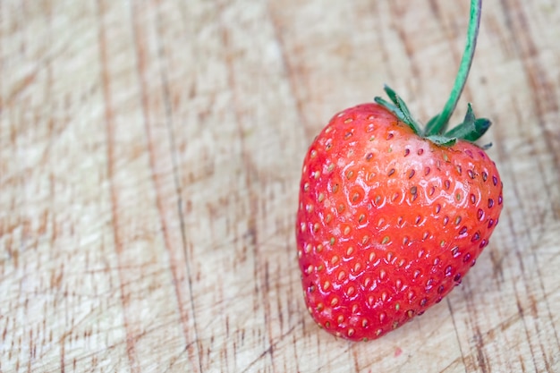 Grupo de fresas en el fondo de madera.