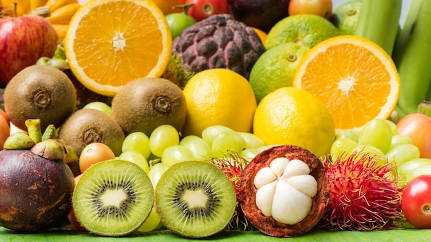 Grupo de frutas maduras para comer saludablemente