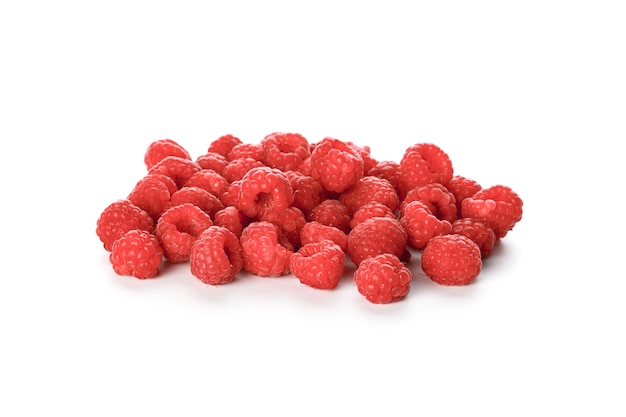 Foto grupo de frutos rojos frambuesas aislado sobre fondo blanco.