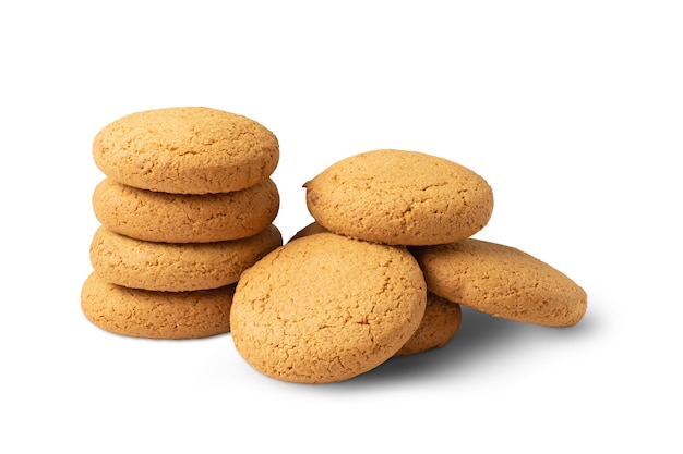 Grupo de galletas de avena aislado sobre fondo blanco.