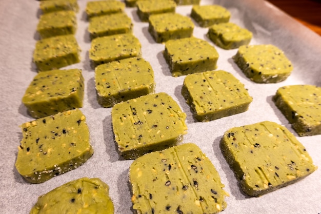 Grupo de galletas de chispas caseras sobre la mesa