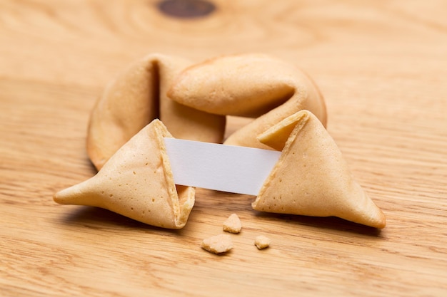 Foto un grupo de galletas con una nota sobre el fondo de la mesa de madera. tomada en estudio con una 5d mark iii.