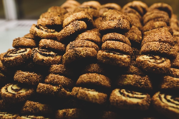 Grupo de galletas variadas. Chispas de chocolate, avena con pasas, chocolate blanco