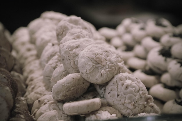 Grupo de galletas variadas. Chispas de chocolate, avena con pasas, chocolate blanco