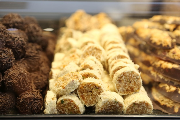 Grupo de galletas variadas. Chispas de chocolate, avena con pasas, chocolate blanco