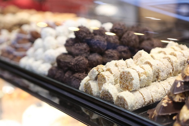 Grupo de galletas variadas. Chispas de chocolate, avena con pasas, chocolate blanco