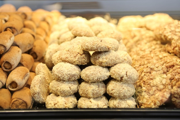 Grupo de galletas variadas. Chispas de chocolate, avena con pasas, chocolate blanco